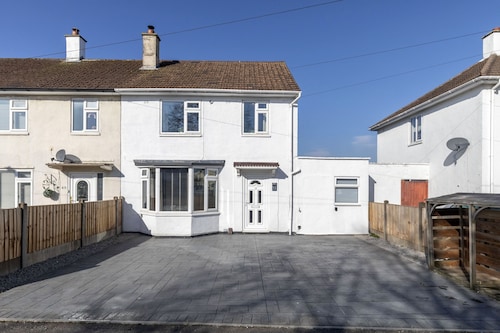 4-Bed Home with Hot Tub near Gloucester City