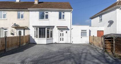 4-Bed Home with Hot Tub near Gloucester City