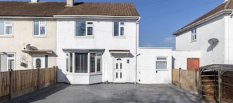 4-Bed Home with Hot Tub near Gloucester City