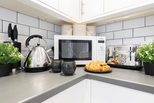 Modern 4 Bedroom 4 Bathroom Home in Cheltenham