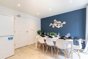 Dining - Modern 4 Bedroom 4 Bathroom Home in Cheltenham (Cheltenham)