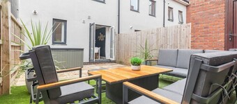 Modern 4 Bedroom 4 Bathroom Home in Cheltenham