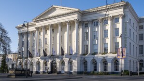 A large, classical building with columns and arched windows, labeled "The Queen's Hotel." - Modern & Spacious Home in Central Cheltenham (Gloucestershire)