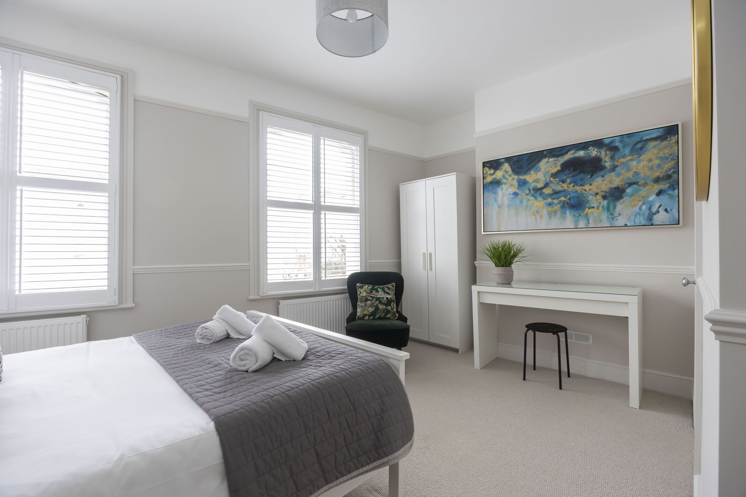 5 bedrooms, iron/ironing board, WiFi (free), bed sheets