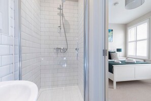 Sèche-cheveux, serviettes fournies