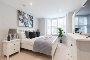 5 bedrooms, iron/ironing board, free WiFi, bed sheets