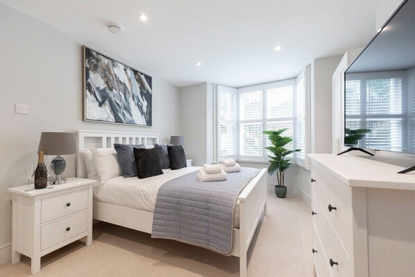 5 habitaciones, tabla de planchar con plancha y wifi gratis 