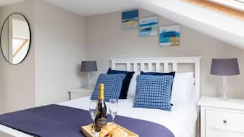 5 bedrooms, iron/ironing board, WiFi (free), bed sheets