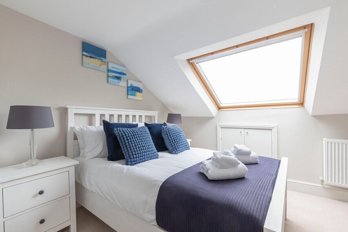5 bedrooms, iron/ironing board, WiFi (free), bed sheets