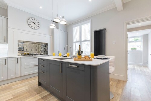Stunning 5 Bed Regency Home