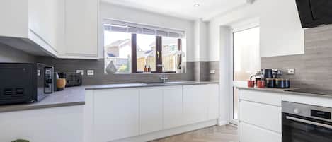 ثلاجة، ميكروويف، فرن، موقد طهي مسطح