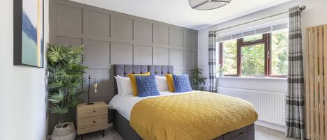 5 bedrooms, iron/ironing board, WiFi (free), bed sheets