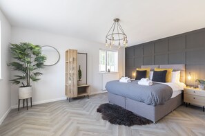 5 bedrooms, iron/ironing board, free WiFi, bed sheets