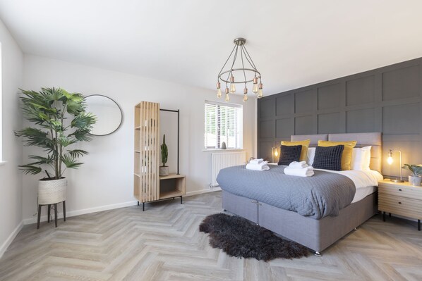 5 bedrooms, iron/ironing board, free WiFi, bed sheets