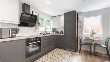 Coffee/tea maker, fridge, microwave, oven
