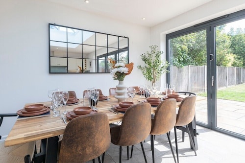 Lythwood House - Detached Home Close in Gloucester