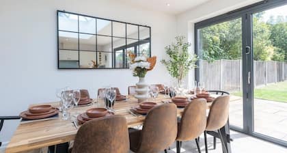 Lythwood House - Detached Home Close in Gloucester