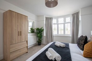 5 habitaciones, tabla de planchar con plancha y cuna de viaje 
