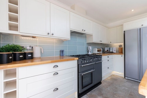 Lythwood House - Detached Home Close in Gloucester