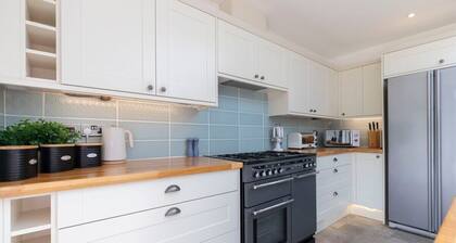 Lythwood House - Detached Home Close in Gloucester