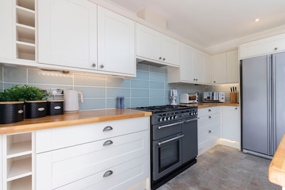 Lythwood House - Detached Home Close in Gloucester