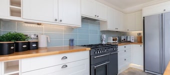 Lythwood House - Detached Home Close in Gloucester