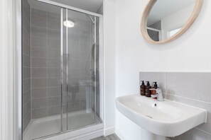 Hair dryer, towels, soap - Modern 4 Bed 3 Bath Home Close to the Town Centre (Gloucestershire)