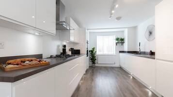 Coffee/tea maker, fridge, microwave, oven