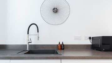 Wasserkocher mit Kaffee-/Teezubehör, Kühlschrank, Mikrowelle, Ofen