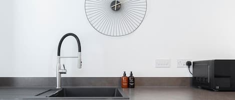 Coffee/tea maker, fridge, microwave, oven