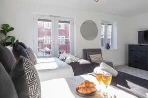 4 chambres, fer et planche à repasser, lit de bébé portatif