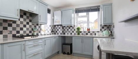 Frigorífico, microondas, horno y lavavajillas