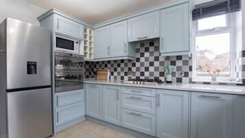 Coffee/tea maker, fridge, microwave, oven