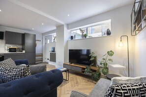 TV - Stunning and Contemporary 2 Bed Home in Lansdown (Gloucestershire)