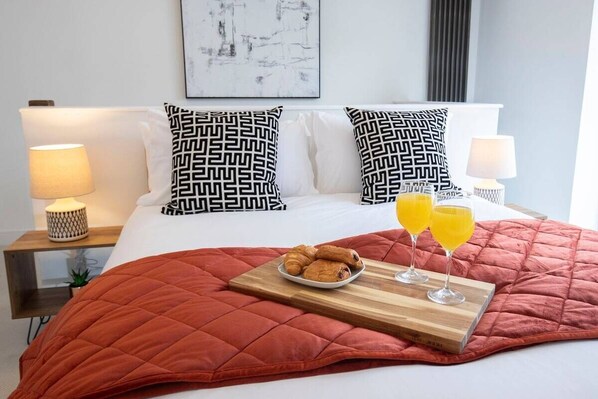 2 habitaciones, tabla de planchar con plancha y cuna de viaje