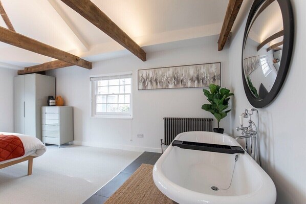 2 chambres, fer et planche à repasser, lit parapluie, Wi-Fi gratuit