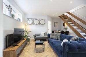 TV - Stunning and Contemporary 2 Bed Home in Lansdown (Gloucestershire)