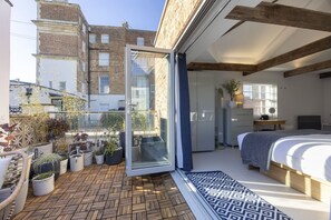 2 slaapkamers, een strijkplank/strijkijzer, gratis wifi, beddengoed