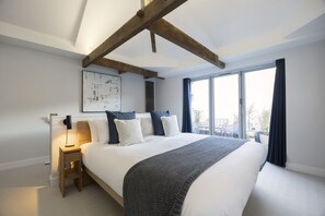 2 bedrooms, iron/ironing board, free WiFi, bed sheets - Stunning and Contemporary 2 Bed Home in Lansdown (Gloucestershire)