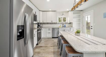 NEW! 3 bed, 1.5 Bath, Games, WIFI
