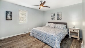 3 bedrooms, iron/ironing board, travel crib, free WiFi - NEW! 3 bed, 1.5 Bath, Games, WIFI (Escanaba)