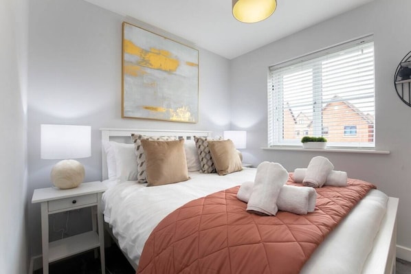 2 habitaciones, tabla de planchar con plancha y cuna de viaje