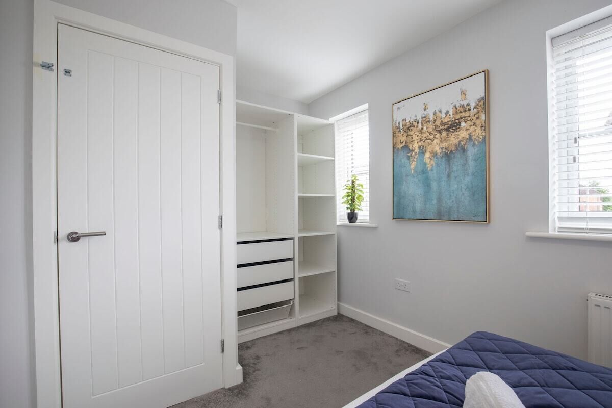 2 habitaciones, tabla de planchar con plancha y cuna de viaje 