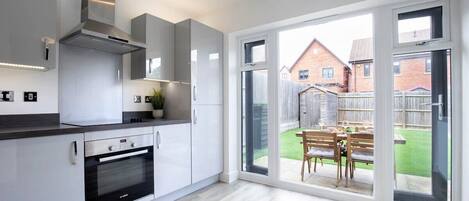 ثلاجة، ميكروويف، فرن، موقد طهي مسطح