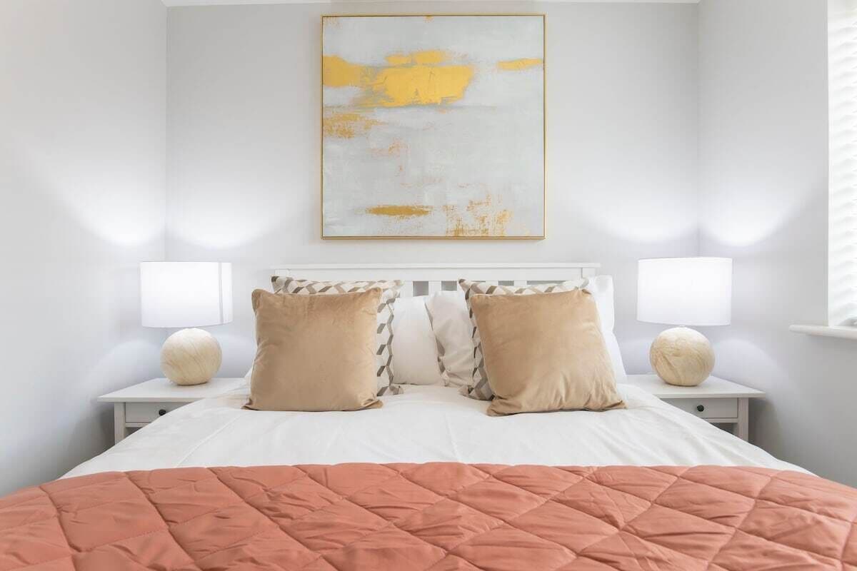 2 habitaciones, tabla de planchar con plancha y cuna de viaje 