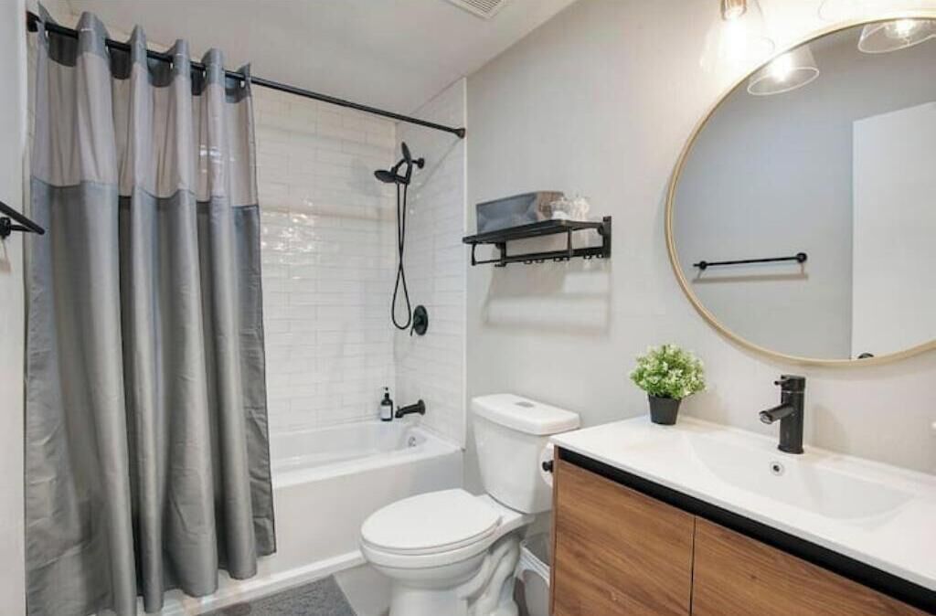 Ein Badezimmer mit Badewanne, Toilette und Waschbecken.