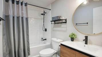 Ein Badezimmer mit Badewanne, Toilette und Waschbecken.
