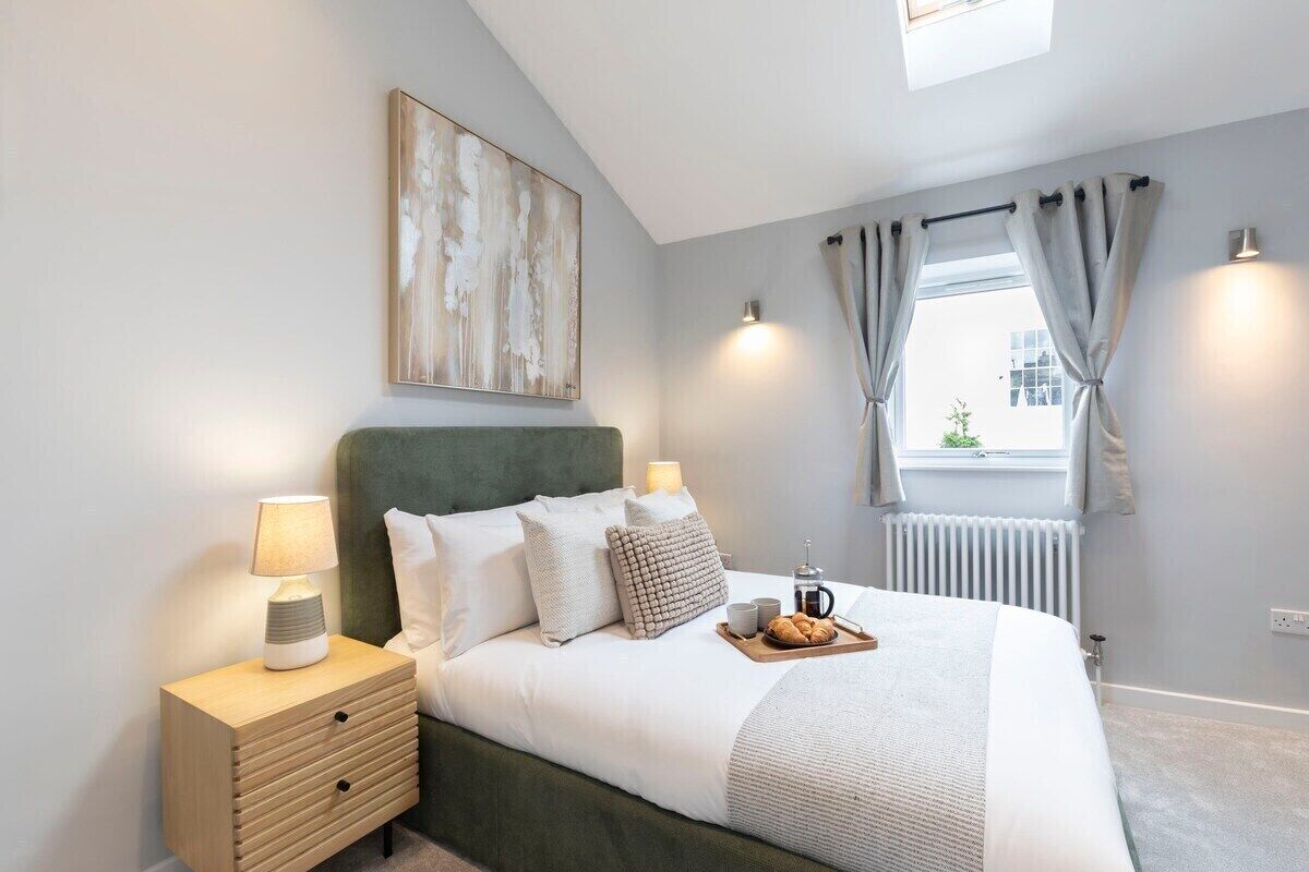 2 slaapkamers, een bureau, een strijkplank/strijkijzer, reisbedje