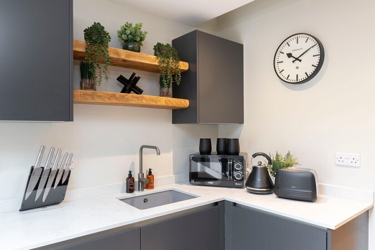 Coffee/tea maker, fridge, microwave, oven