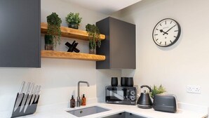 Kaffetrakter/tekoker, kjøleskap, mikrobølgeovn og ovn